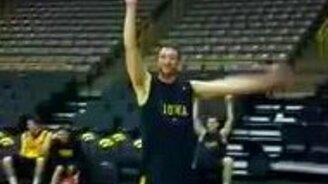 Самое дальнее попадание в кольцо - смотреть видео (0:16)