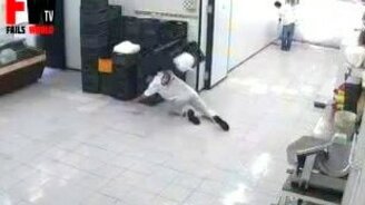 Неуклюжий работник пиццерии - смотреть видео (0:17)