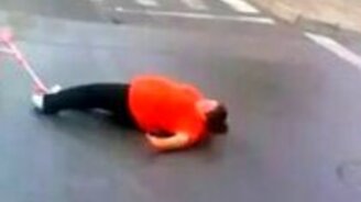 Большой парень на самокате - смотреть видео (0:18)