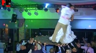 Уронили жениха с невестой - смотреть видео (0:23)