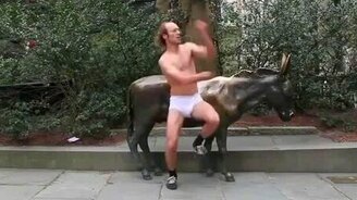 Танцор в одних трусах - смотреть видео (1:51)