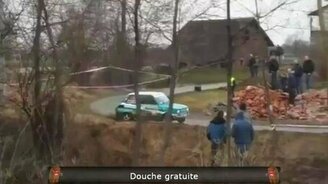 Облил зрителей дождём - смотреть видео (0:09)