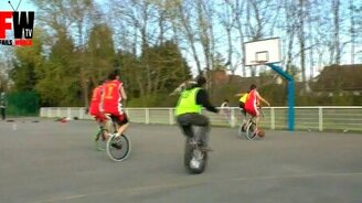 Баскетбол на одноколёсных велосипедах - смотреть видео (0:25)