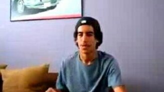 Пародирует звук мотора - смотреть видео (3:30)