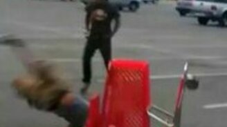 Неудачный прыжок через тележку - смотреть видео (0:14)