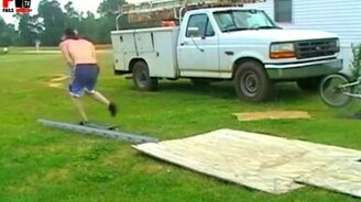 Смачный удар самому себе - смотреть видео (0:33)