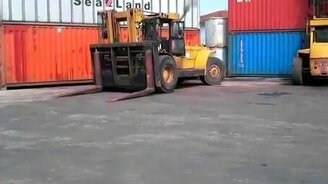 Ас в управлении погрузчиком - смотреть видео (2:10)