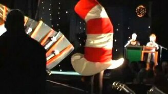 Неудачи гигансткого колпака на сцене - смотреть видео (1:01)