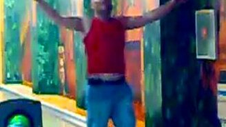 Старательно кинул шар в боулинге - смотреть видео (0:24)