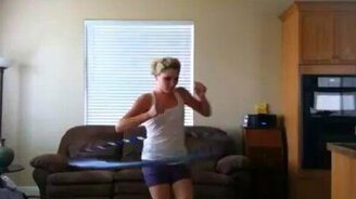 Танец с обручем не удался - смотреть видео (0:58)