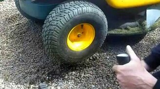 Надул колесо при помощи дезодоранта - смотреть видео (0:15)