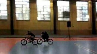 Потрясающий трюк на BMX - смотреть видео (0:16)