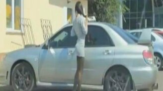 Девушка прихорашивается - смотреть видео (0:31)