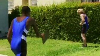 Ловит ноутбук ягодицами - смотреть видео (1:39)