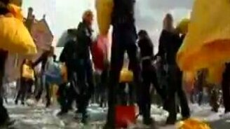 Битва подушками - смотреть видео (1:59)