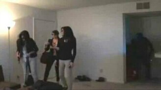 Грабительски разыграл девушек - смотреть видео (1:50)