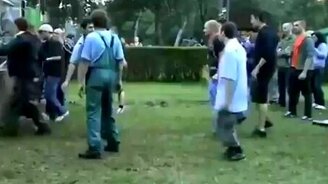 Неудачный прыжок в толпу - смотреть видео (0:32)