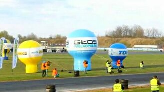 Колесо чуть не прибило фотографа - смотреть видео (0:31)