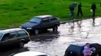 Кому наводнение, а кому развлечение... - смотреть видео (0:46)