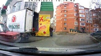 Внаглую стырил колбасу - смотреть видео (0:34)