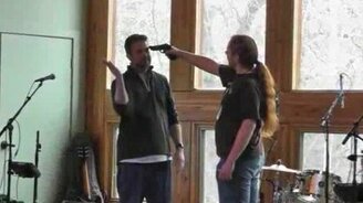 Мгновенно обезоружил парня - смотреть видео (0:52)