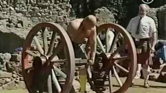 Силач поднял 455 кг - смотреть видео (0:22)