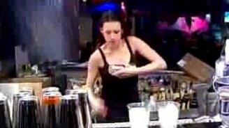 Виртуозная барменша - смотреть видео (1:35)