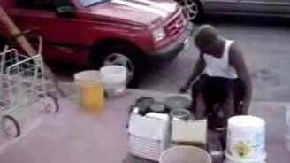 Талантливый барабанщик на чём попало - смотреть видео (1:53)