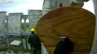 Опасно иметь дело с соколами - смотреть видео (1:35)