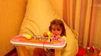 Девочка тестирует пианино - смотреть видео (1:33)