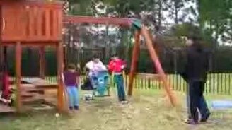 Папа на качелях - смотреть видео (0:33)