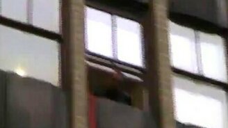 Трюк с выпаданием из окна - смотреть видео (0:55)