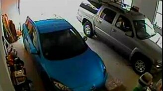 Женщина выгоняет авто из гаража - смотреть видео (3:07)