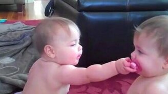 Близнецы никак не поделят соску - смотреть видео (0:34)