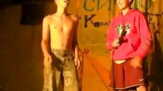 Парень кусает себя за локоть - смотреть видео (2:01)