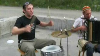 Стоят девчонки - смотреть видео (2:18)