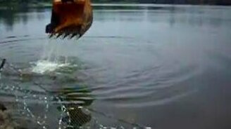 Рыбалка экскаватором - смотреть видео (1:55)