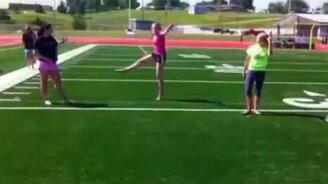 Перестаралась с замахом ноги - смотреть видео (0:10)