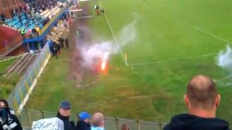 Дурак с ракетой на стадионе - смотреть видео (1:03)