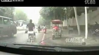 Сальто мортале на мопеде - смотреть видео (0:36)