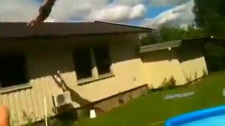 С крыши в бассейн - смотреть видео (0:31)