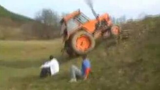 Перевернулся трактор - смотреть видео (1:19)