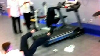 Неожиданный поворот на беговой дорожке - смотреть видео (0:21)