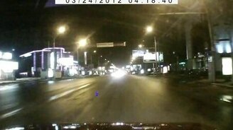 Странная девушка на дороге - смотреть видео (0:44)