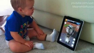 Малыш разговаривает с котом Томом - смотреть видео (0:55)