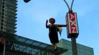 Бабуся на столбе - смотреть видео (2:38)