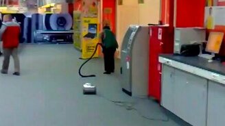 Невнимательная уборщица - смотреть видео (0:52)