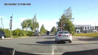 Трактор потерял колесо - смотреть видео (0:14)