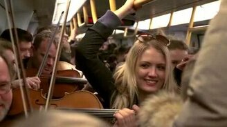 Музыкальный флешмоб в метро - смотреть видео (2:17)