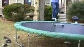 На скейте на батуте - смотреть видео (0:05)